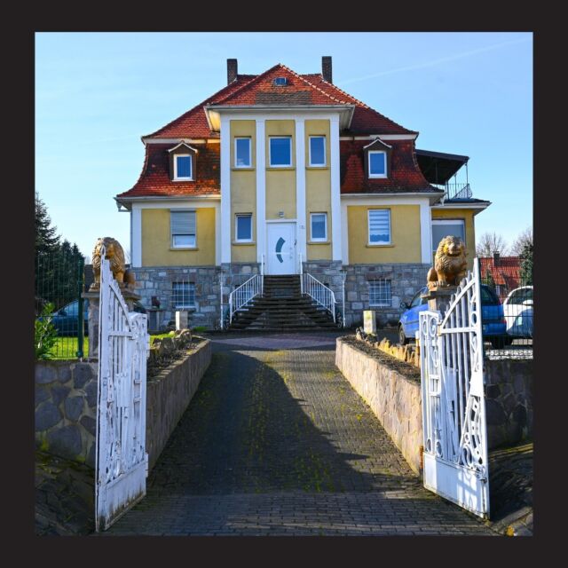 Der Weg zum geheimnisvollen Schloss?🤔😆

Nein, leider nicht. Nur wahrscheinlich genauso schön und elegant, wie ein Schloss 🕍

Eins unserer Objekte in Lohfelden 😊

Du möchtest mehr erfahren zu unseren Projekten?
Besuche uns in Kassel und wir beraten Dich gerne rund um das Thema Eigenheim und Bauen ✅
.
.
.
.
.
#bauen #eigeheim #traumerfüllung #familie #eigentum #eigentumswohnung #immobilien #wert #altersvorsorge #wohlfühlen #kassel #grimmheimat